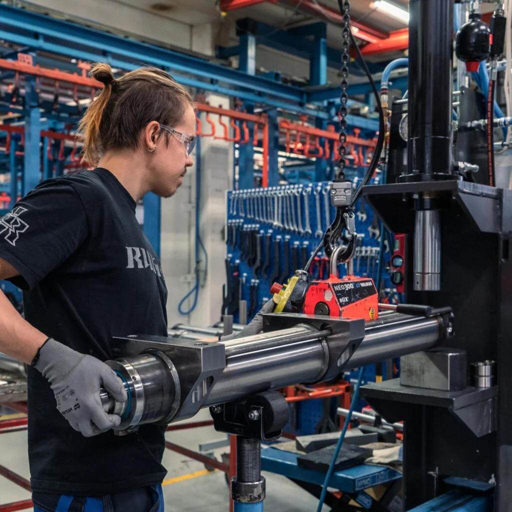 HYDRAULIC CYLINDER TESTING & MAINTENANCE FACILITY